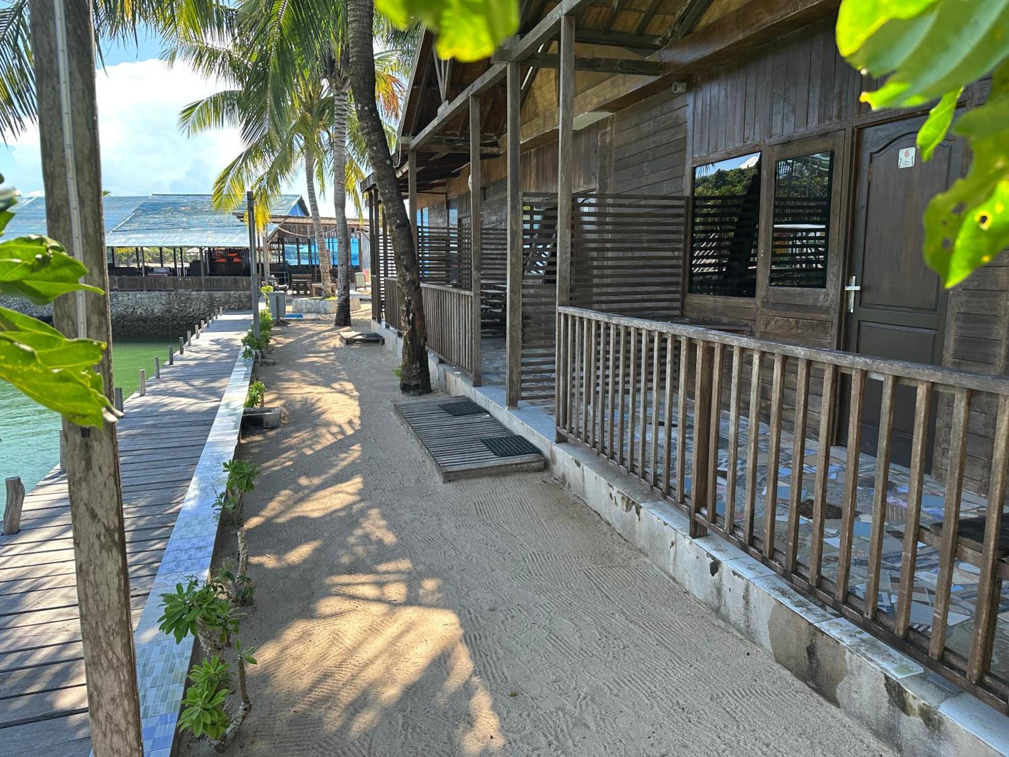 Mooi Park Hotel Sorong Buitenkant foto